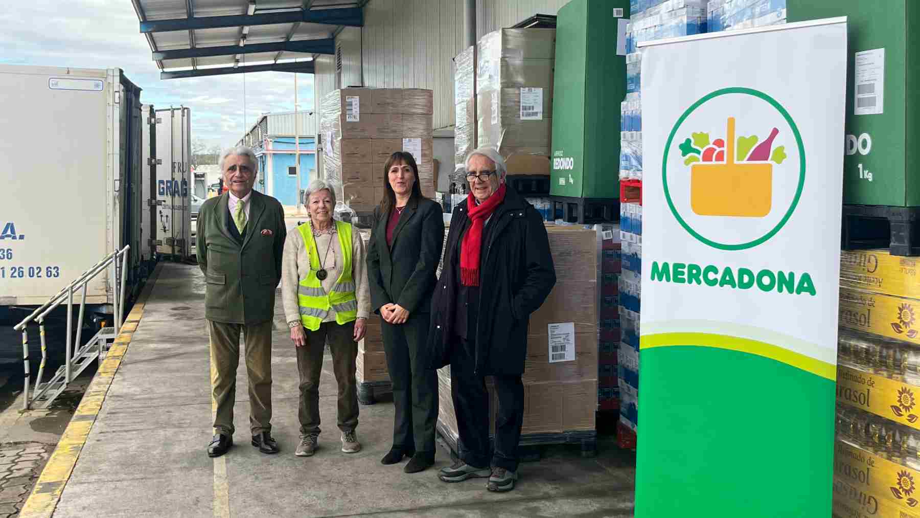 Imagen de la donación, junto a los responsables del Banco de Alimentos y Mercadona.