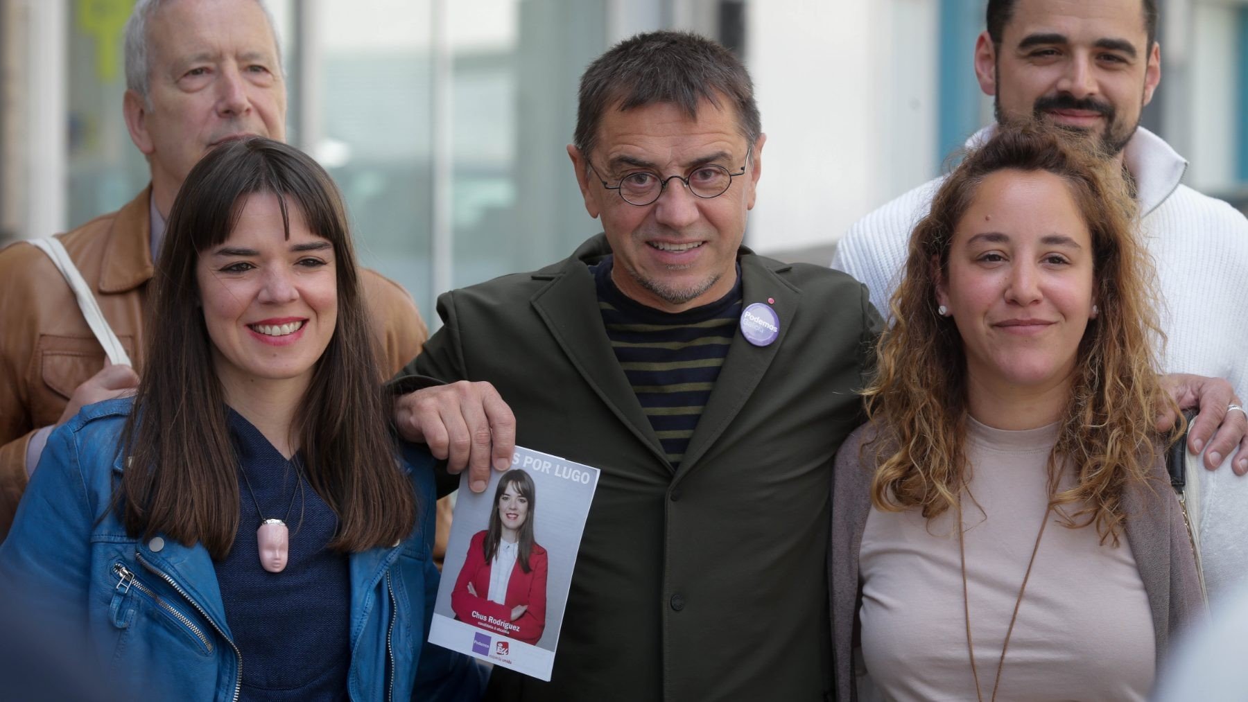 Juan Carlos Monedero, con dos ex compañeras de Podemos. (Europa Press)