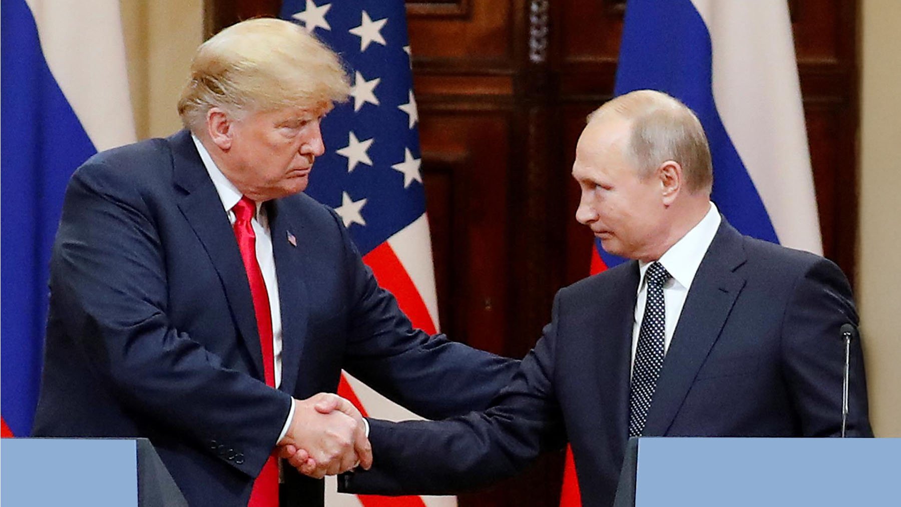 El presidente de Estados Unidos, Donald Trump, estrecha la mano de su homólogo ruso, Donald Putin. EFE.