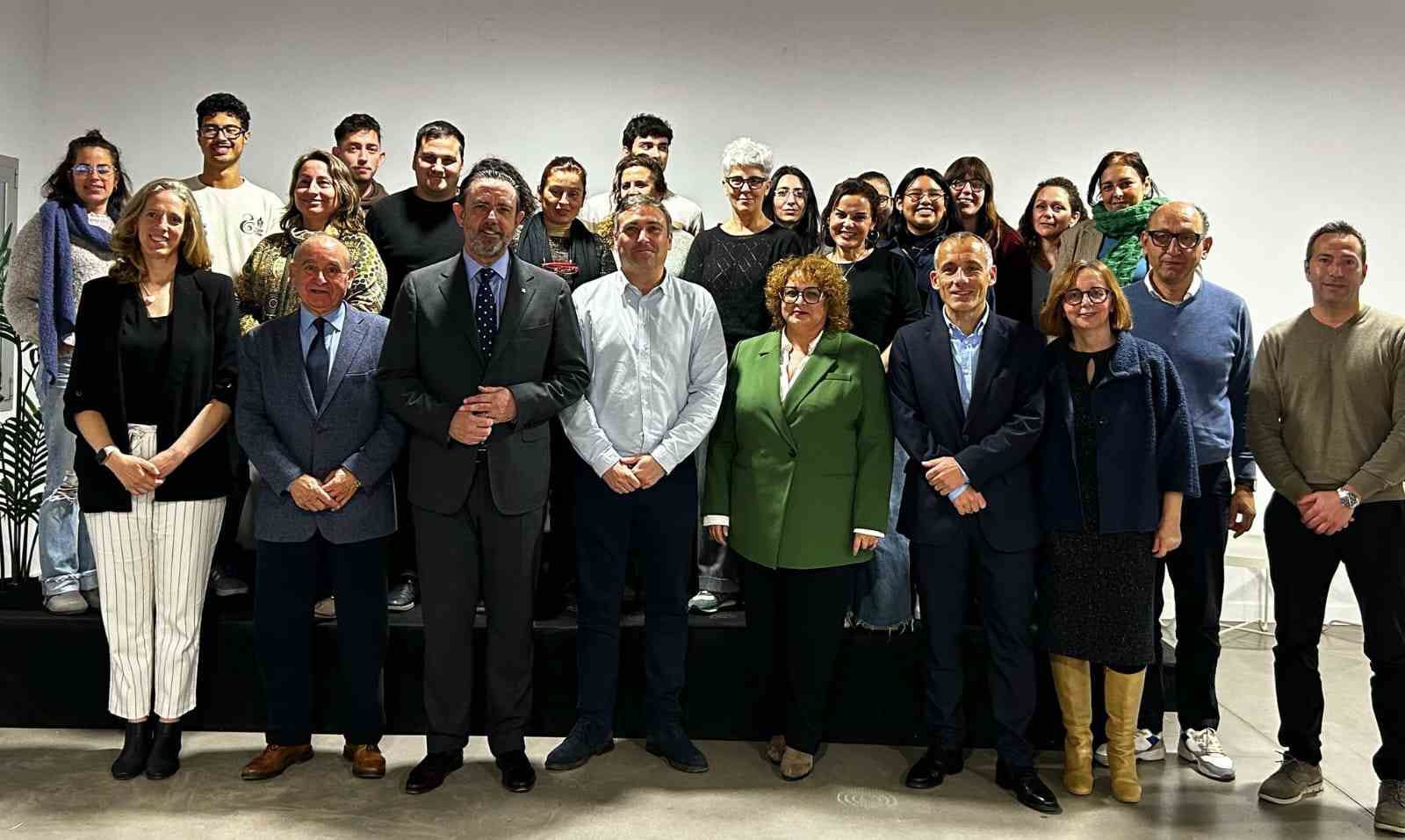 Los alumnos y alumnas del curso de FP Dual en Circularidad Hotelera, junto a los representantes de Hotecma.