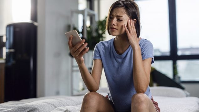 ondas de los móviles, mujer usando su móvil, dolor de cabeza