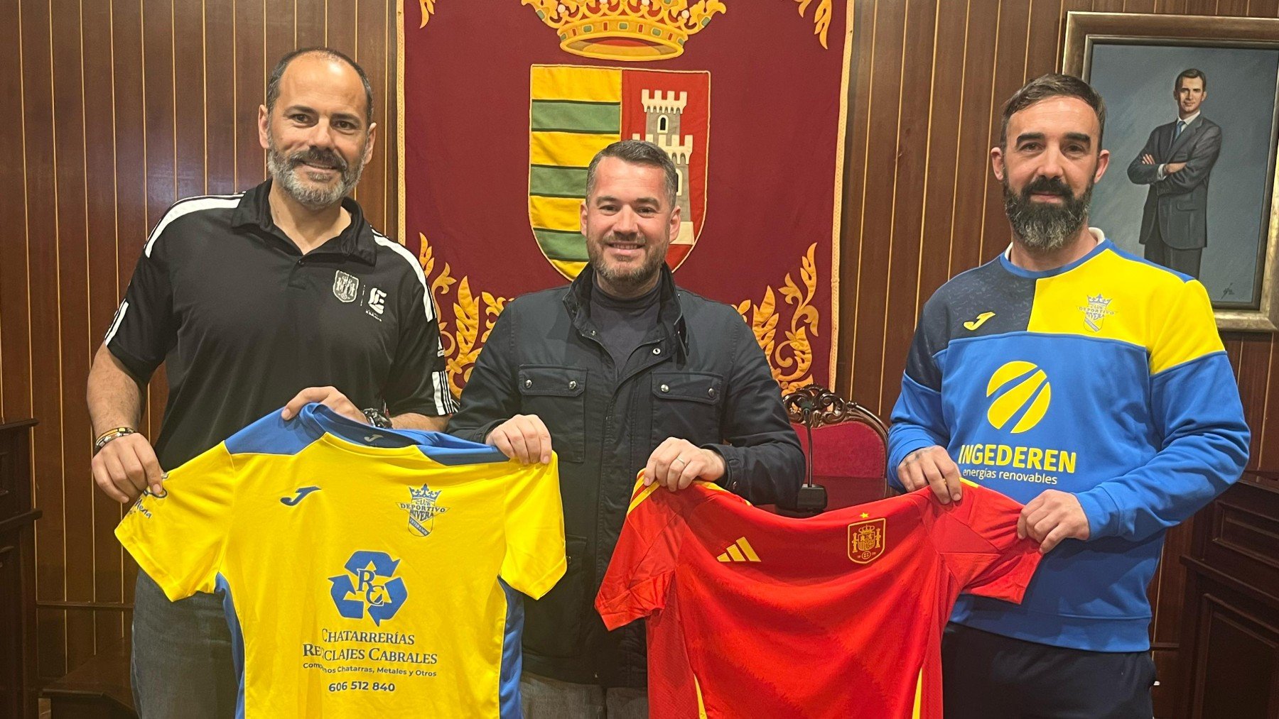 Salva Ballesta posa con las camisetas de los dos equipos durante la presentación del partido. (Leyendas España)