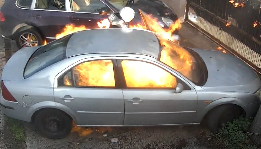 Uno de los coches incendiados por el detenido. POLICÍA NACIONAL