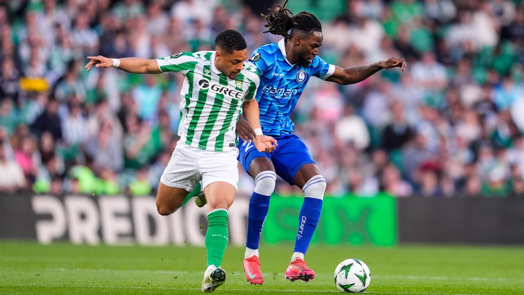 Vitor Roque pugna por un balón en el Betis-Gent. (EP)