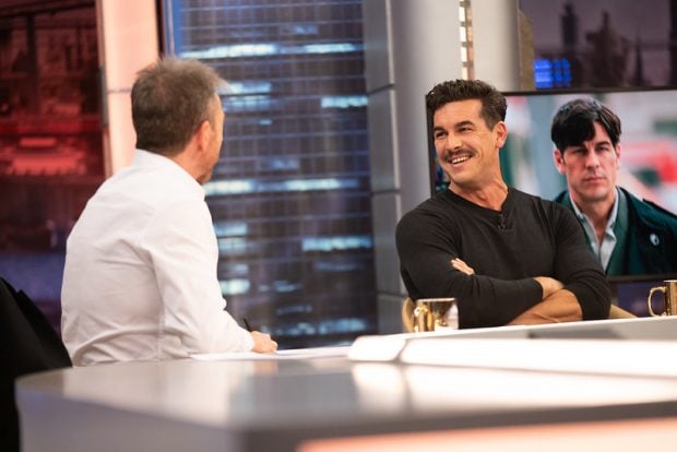 Pablo Motos y Mario Casas en el plató de 'El Hormiguero' (Atresmedia).