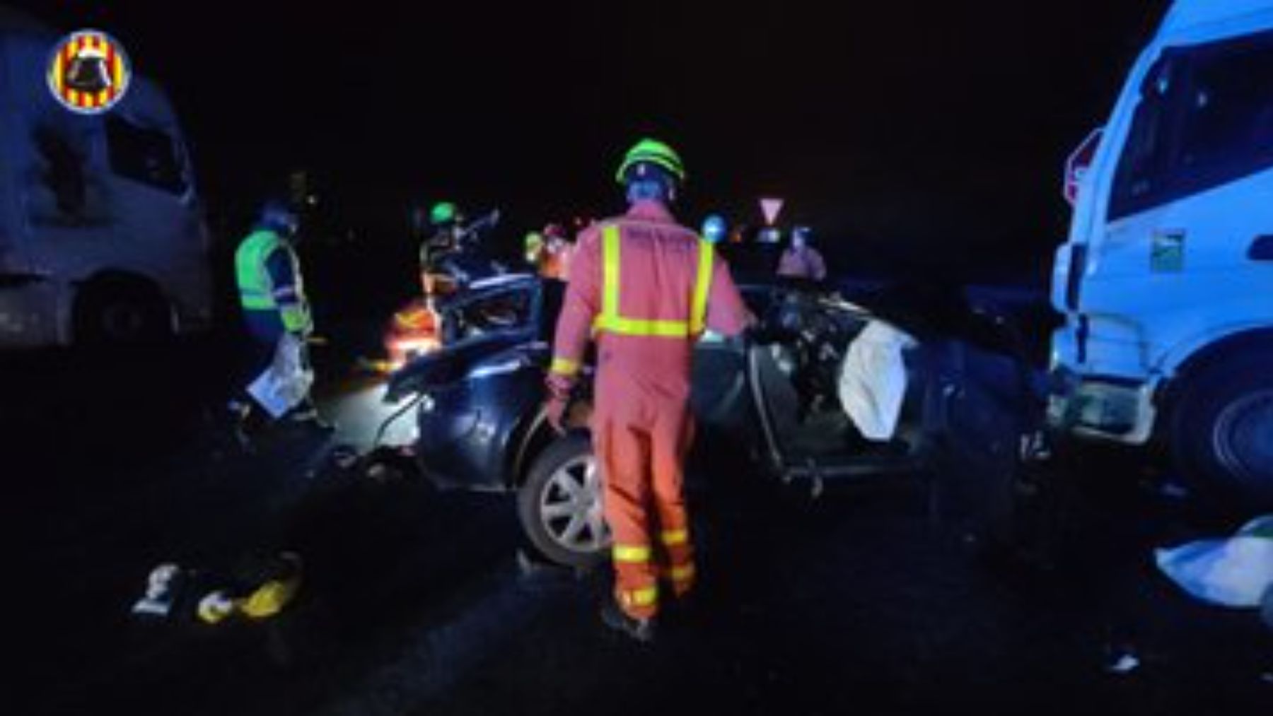 Bomberos del Consorcio de Valencia en su intervención tras el accidente, la madrugada de este viernes.