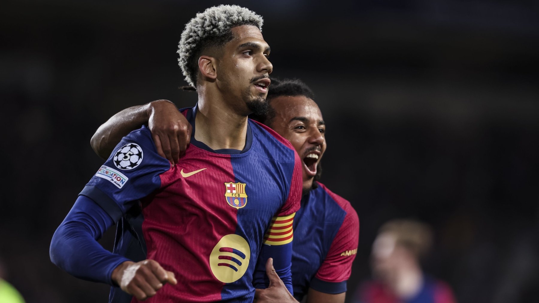 Ronald Araujo y Jules Koundé celebran un gol del Barça. (EP)