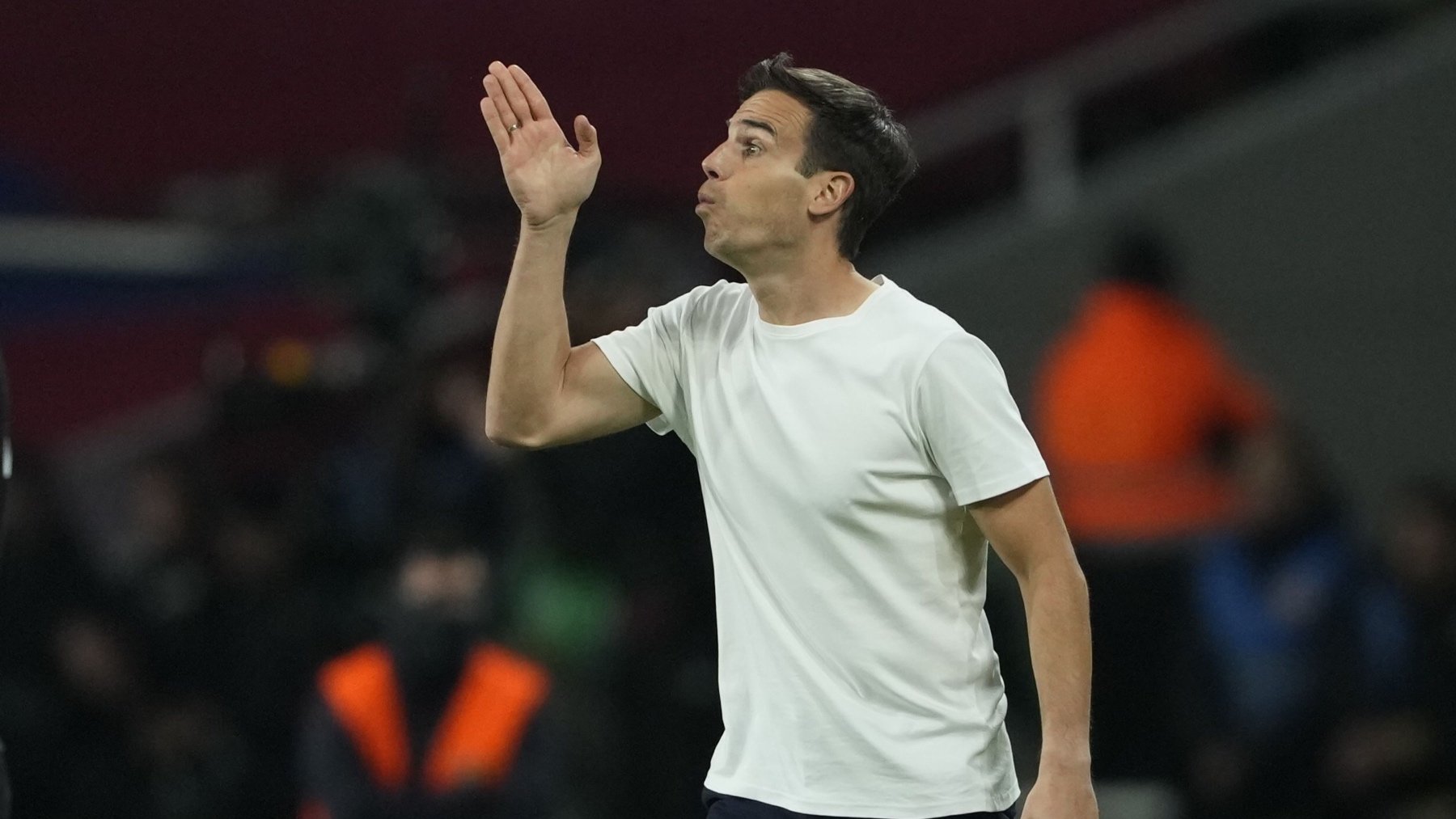 El entrenador del Rayo, Iñigo Pérez, durante el partido de Liga ante el Barcelona. (EFE)