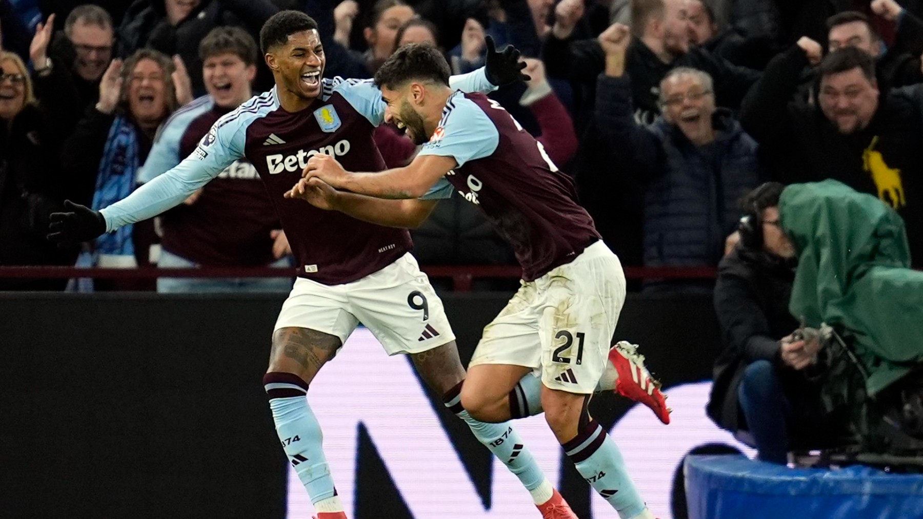 Marco Asensio celebra uno de sus dos primeros goles anotados con el Aston Villa. (EFE)