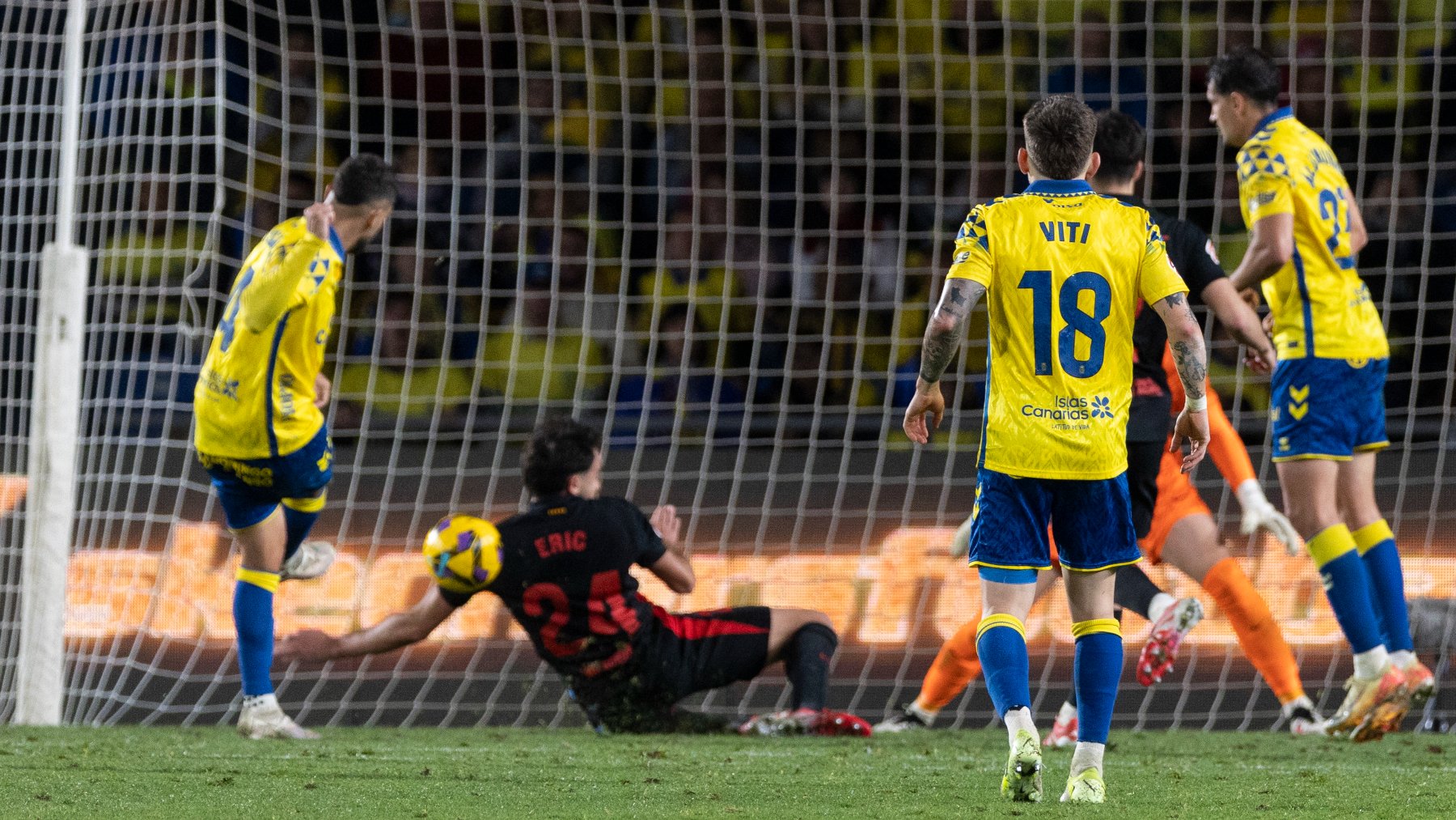 La jugada polémica en Las Palmas. (EFE)