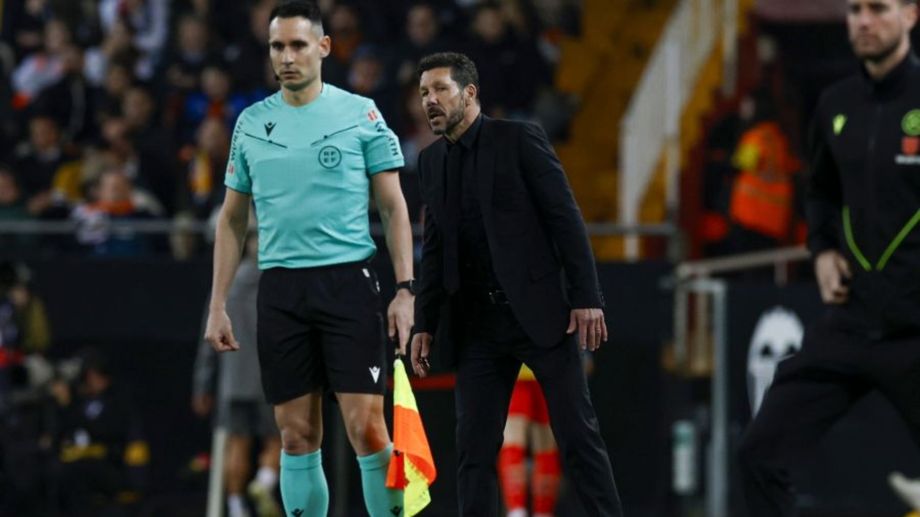 Simeone, durante el partido en Mestalla.