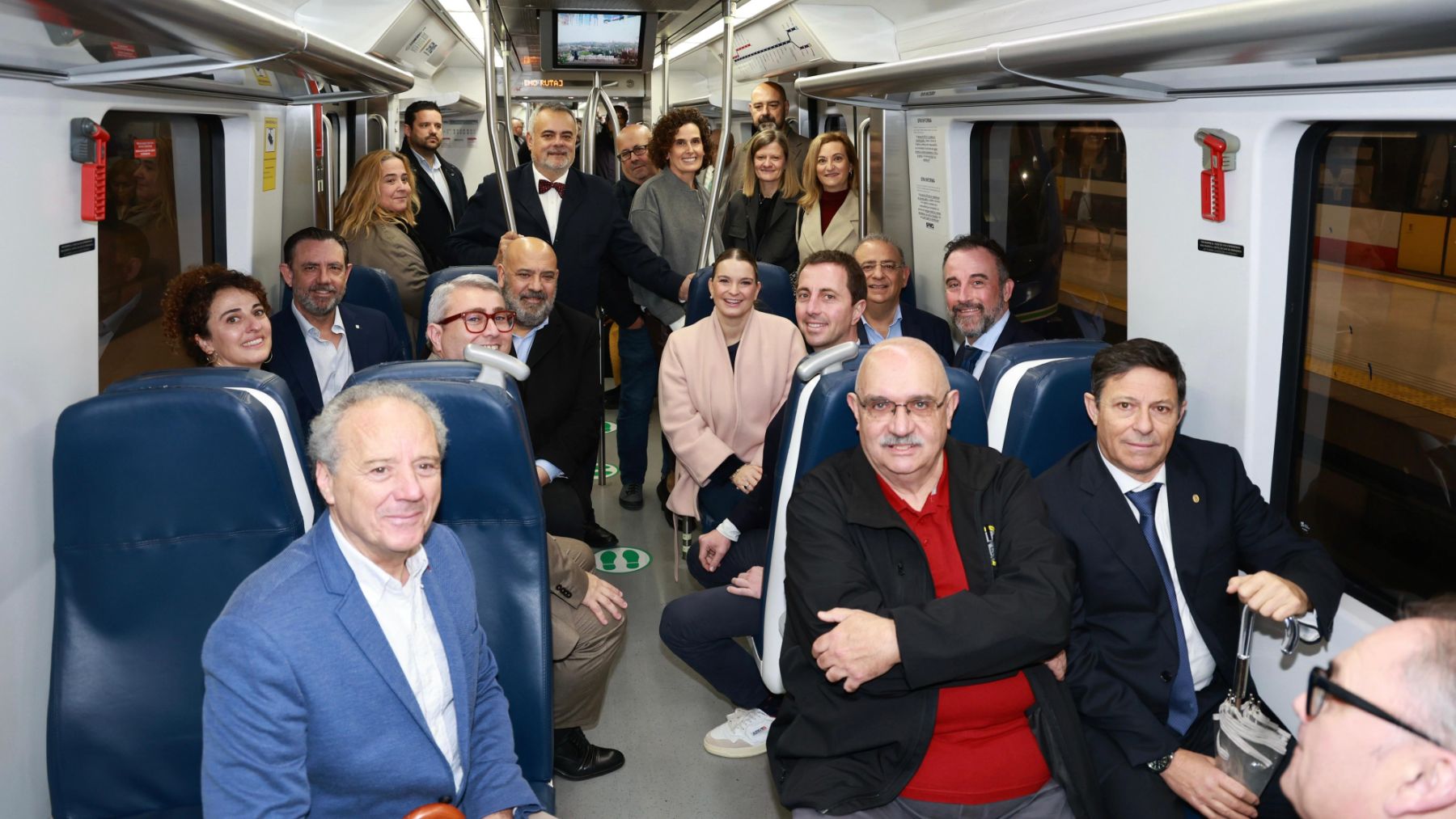 Marga Prohens y otras autoridades en el tren Palma Inca con motivo del 150 aniversario.