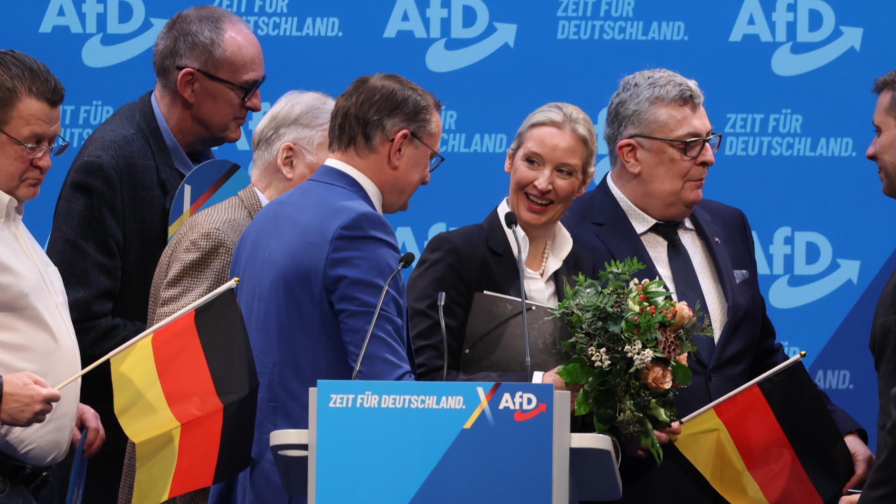 Alice Weidel en el centro con políticos de su partido AfD. (Foto: Getty Images)