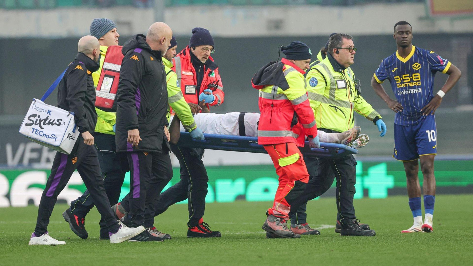 Moise Kean cayó desplomado este domingo en un partido con la Fiorentina. (EFE)