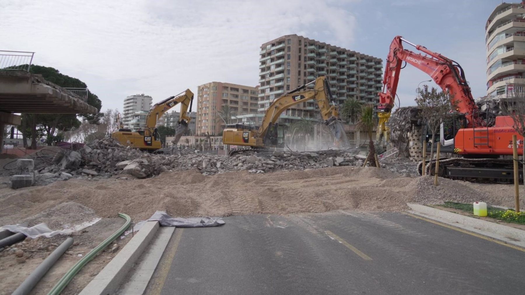 Obras de demolición del puente de Paraires.