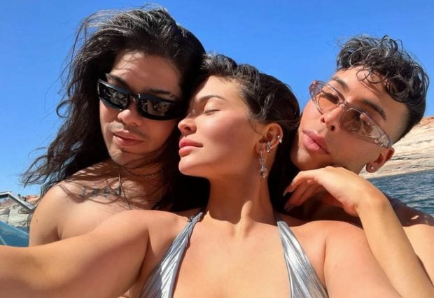 Jesús Guerrero con Kylie Jenner y Ariel, estilista. (Instagram)