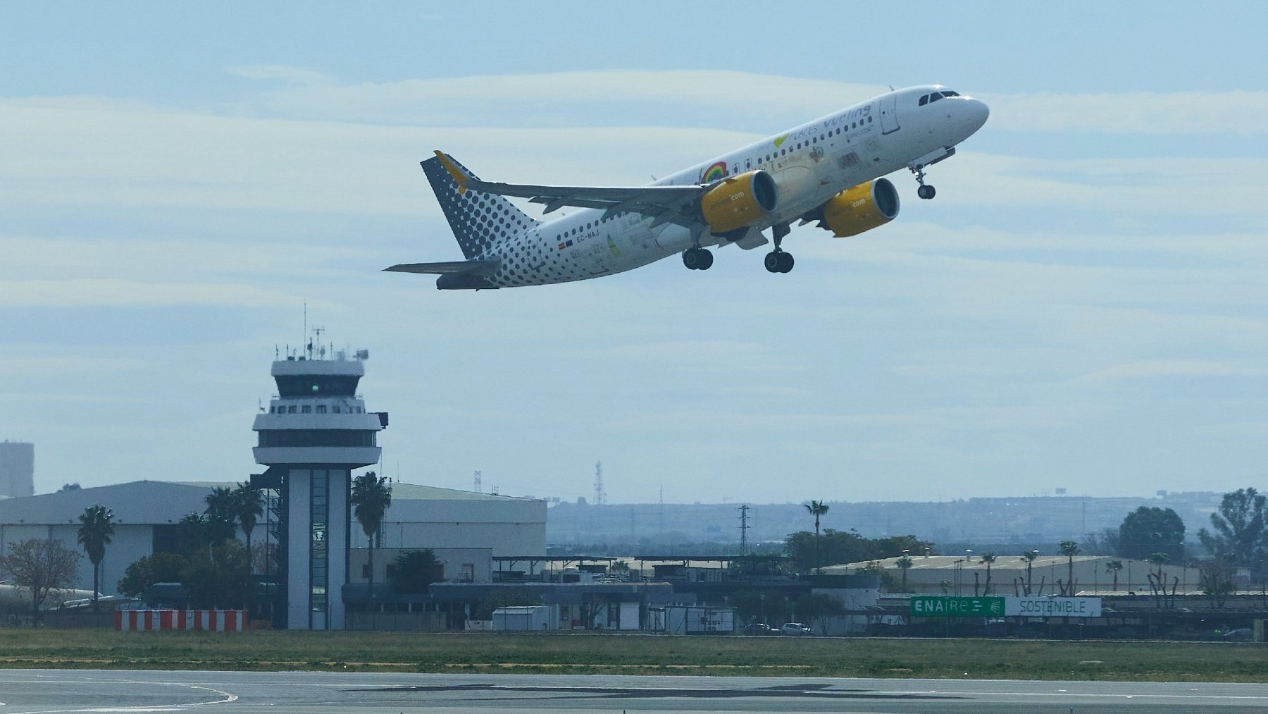 Un avión despega del Aeropuerto de Sevilla. (EP)