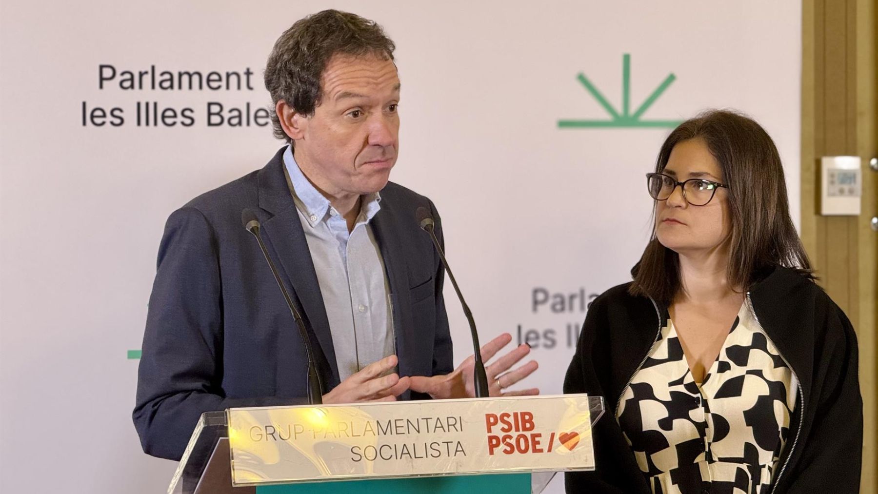 El portavoz parlamentario adjunto del PSOE, Marc Pons, junto a la diputada Irantzu Fernández.