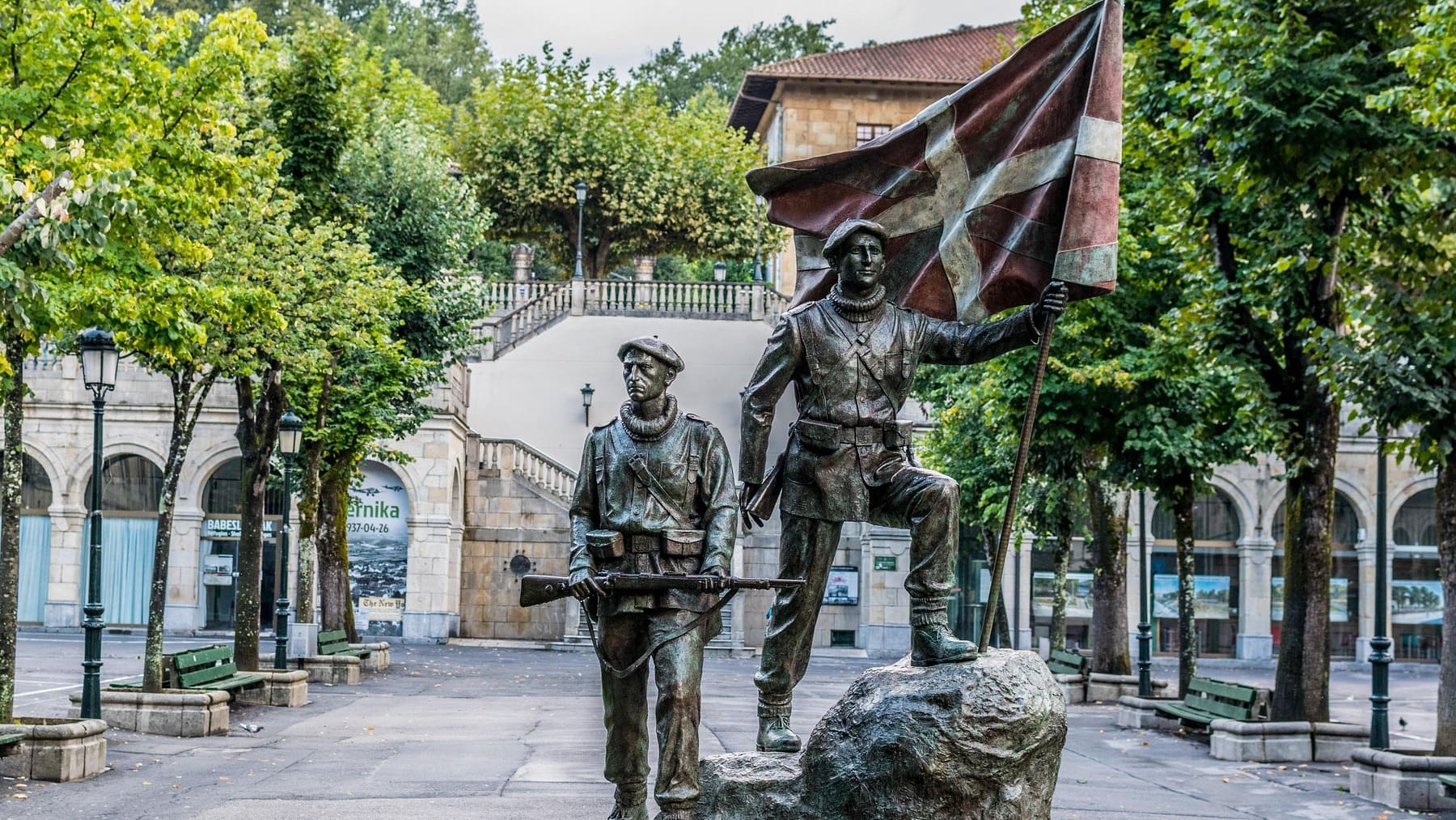 Monumento con la bandera del País Vasco.