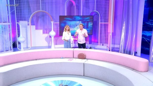 Emma García junto a Richard Pena, colaborador de Fiesta (Mediaset).