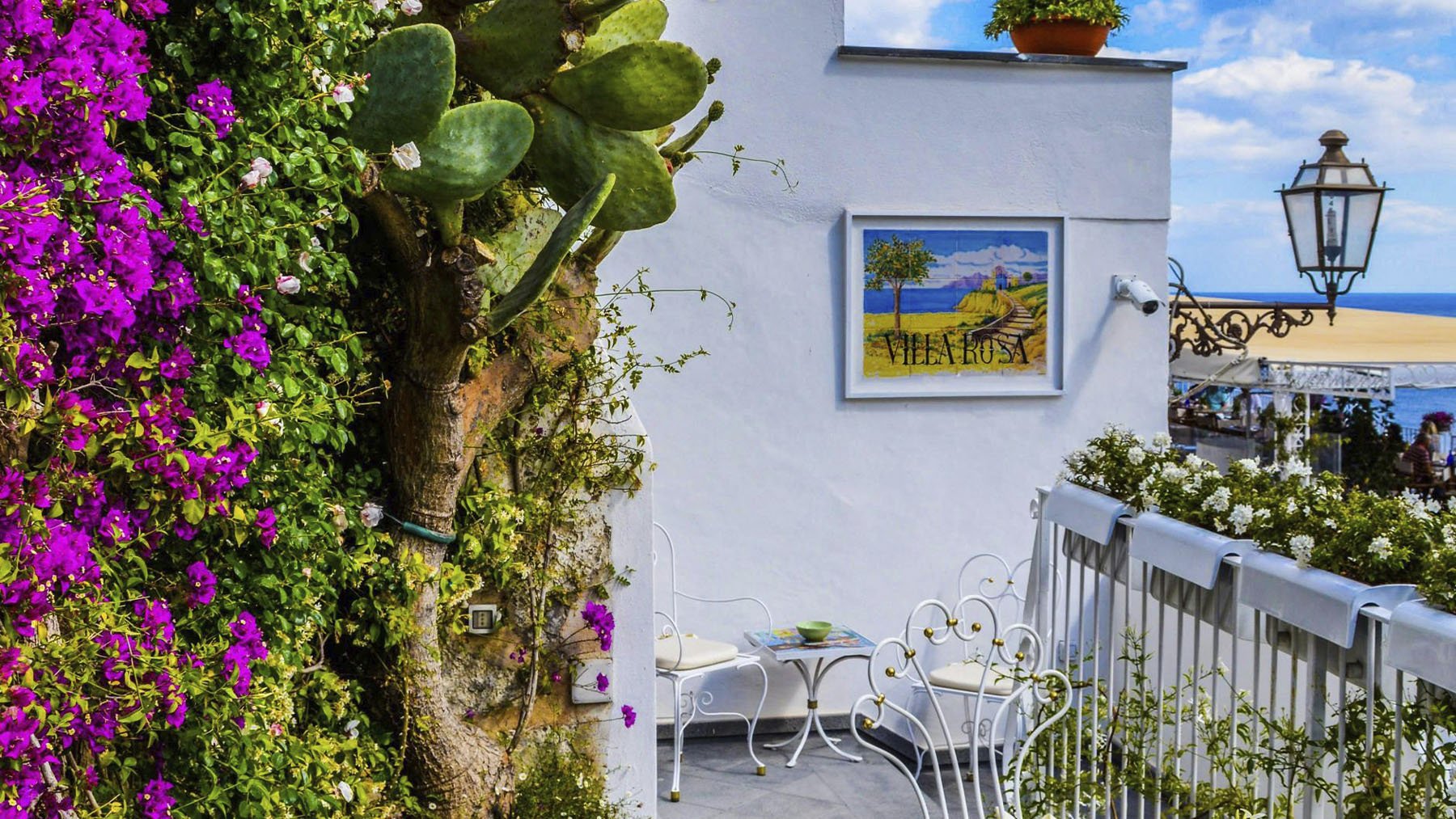 Terraza repleta de flores. Foto: Pexels.