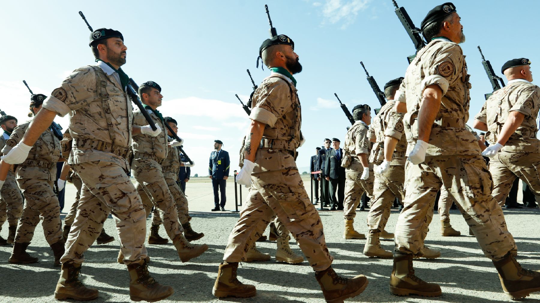 Varios militares desfilan durante el acto.