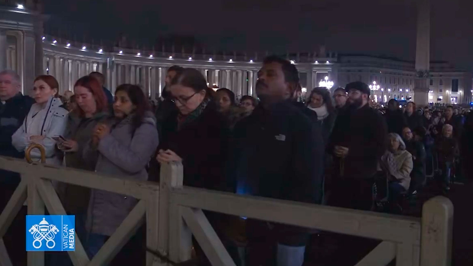 Miles de fieles se reúnen en la plaza de San Pedro para rezar por la salud del Papa Francisco