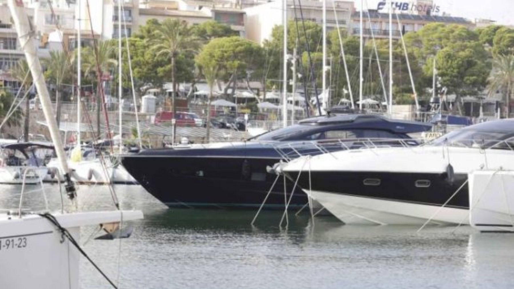 El yate Luna amarrado en Porto Cristo.