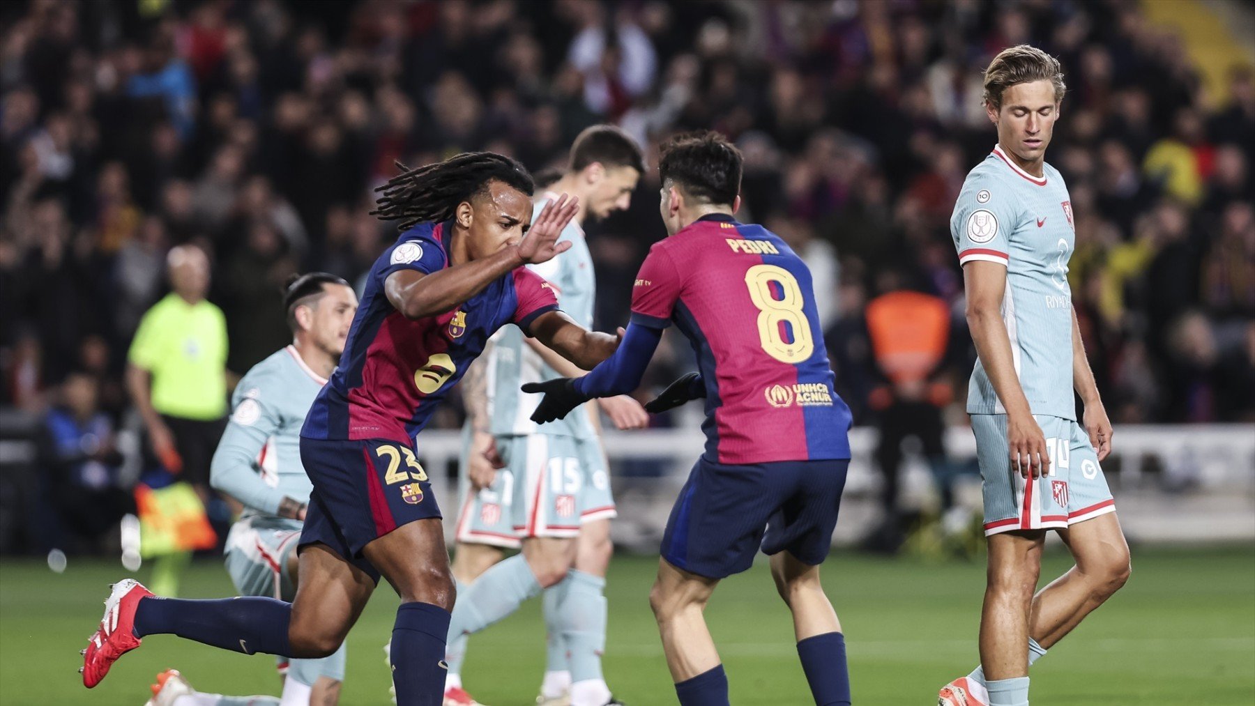 Pedri celebra junto a Koundé su gol ante el Atlético. (EP)