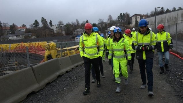 Puente visita las obras de ACS de la estación de metro de Fornebu en Oslo