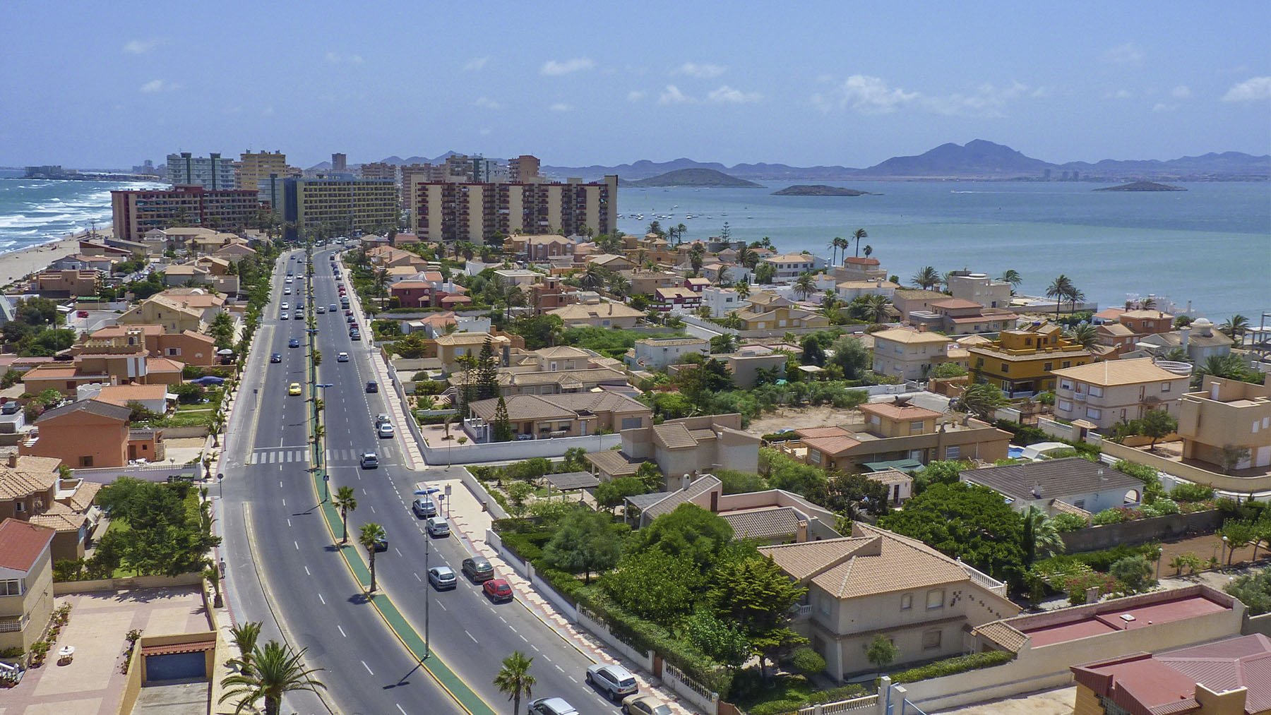 Gran Vía de La Manga. Foto: Enrique Freire en Wikimedia Commons.