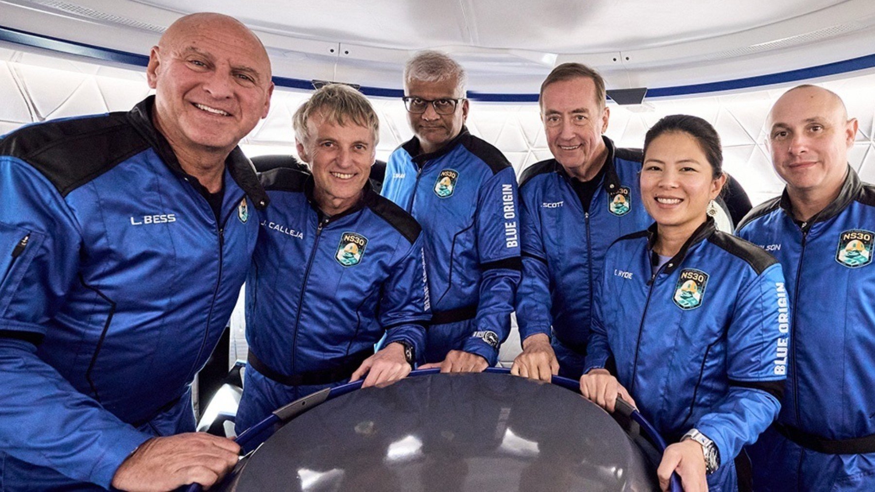 Jesús Calleja con el grupo que ha viajado al espacio con Blue Origin. (Foto: Europa Press)