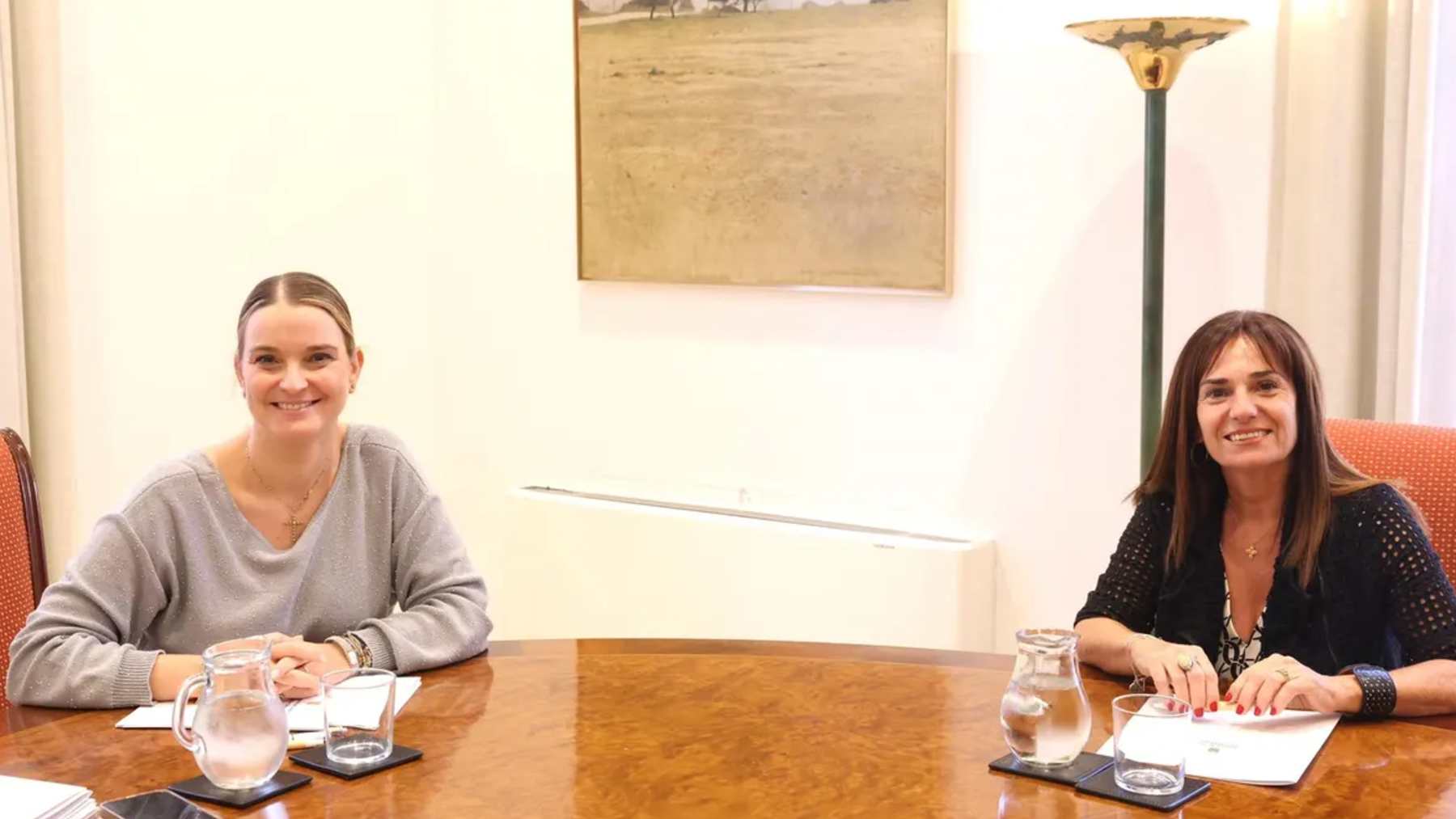 La presidenta del Govern, Marga Prohens, con la portavoz de Vox en el Parlament, Manuela Cañadas.