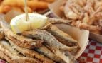 Todos los chefs andaluces lo avalan: el ingrediente clave para que el pescado frito quede crujiente y cero grasiento
