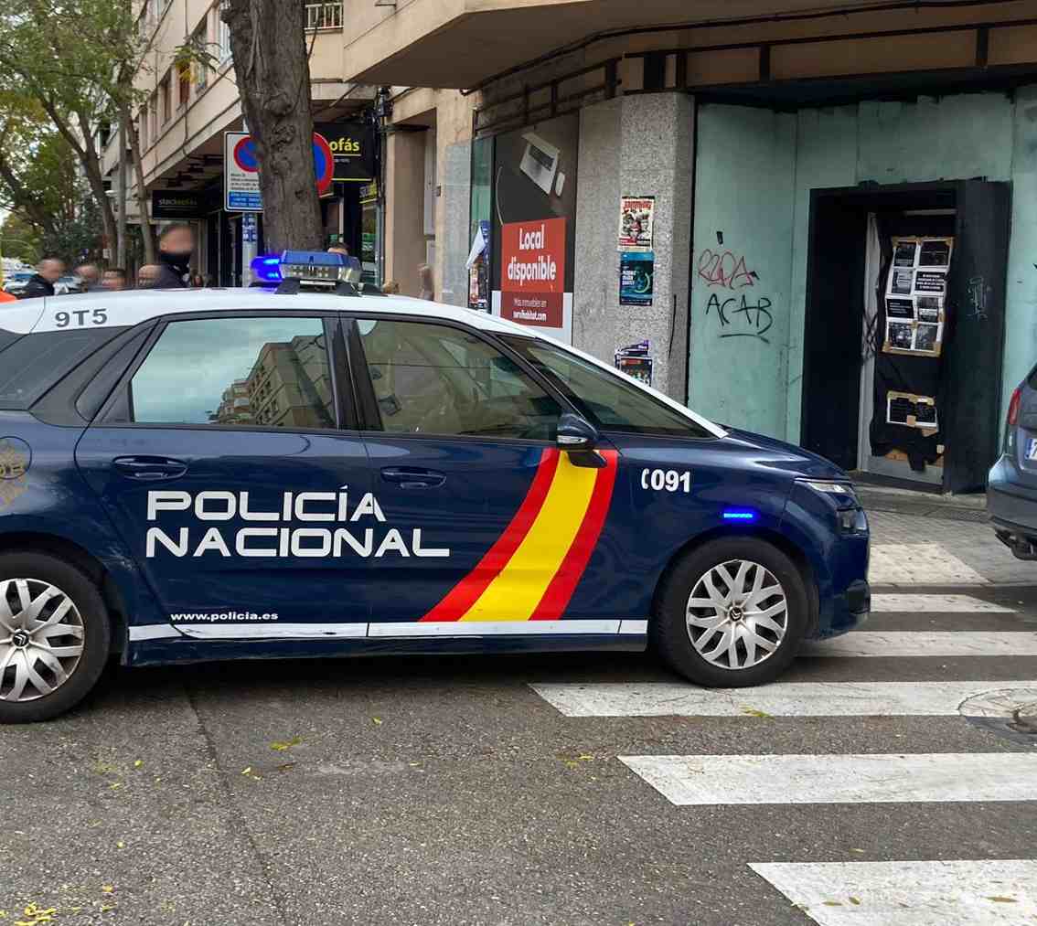 Un coche de la Policía Nacional en la calle Blanquerna.