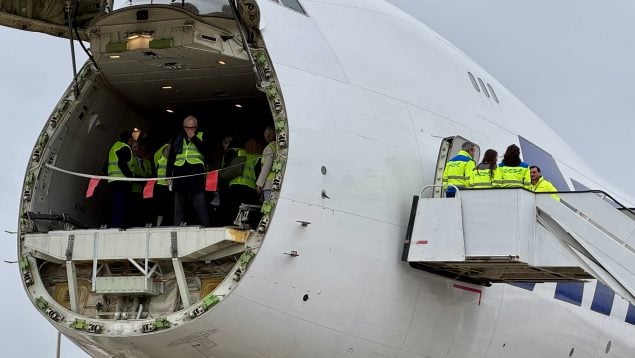 Sesé recibe en su terminal de carga aérea a la comisión de Transportes y Turismo del PE