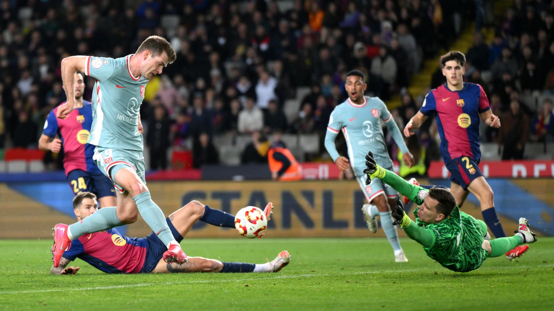 Sörloth empuja el gol del empate. (Getty)