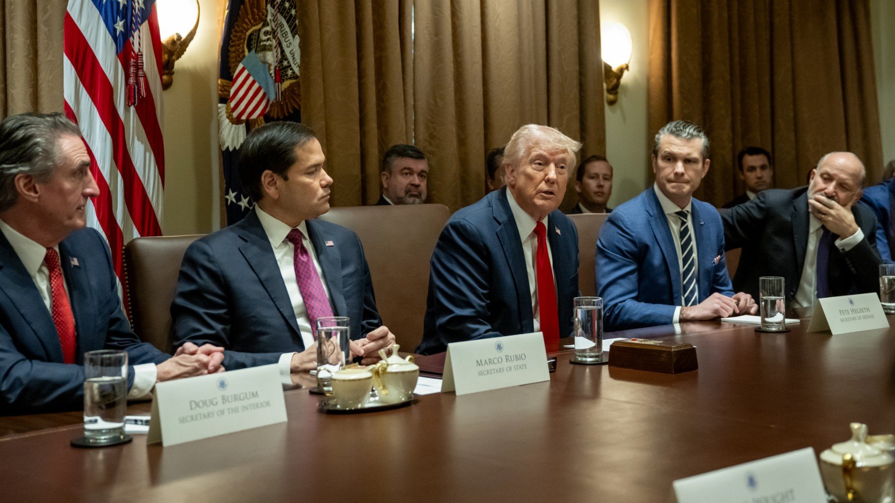 Donald Trump con Marco Rubio, secretario de Estado, el de Defensa y el de Comercio en su reunión de Gabinete.