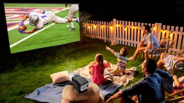 El proyector portátil perfecto para ver el fútbol o el cine a lo grande está baratísimo en Amazon