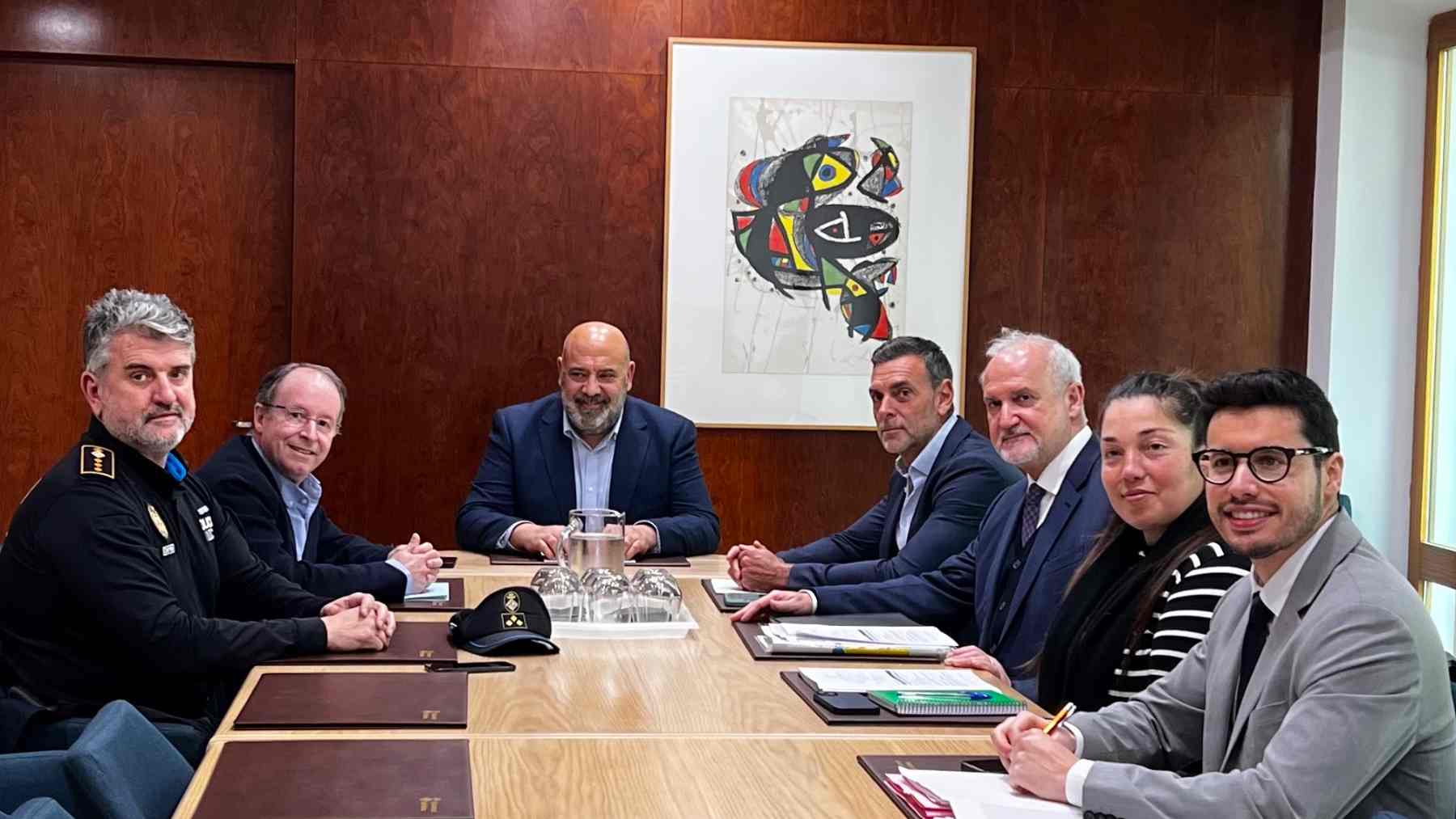 Reunión del alcalde de Palma, Jaime Martínez, con los hoteleros de Playa de Palma.