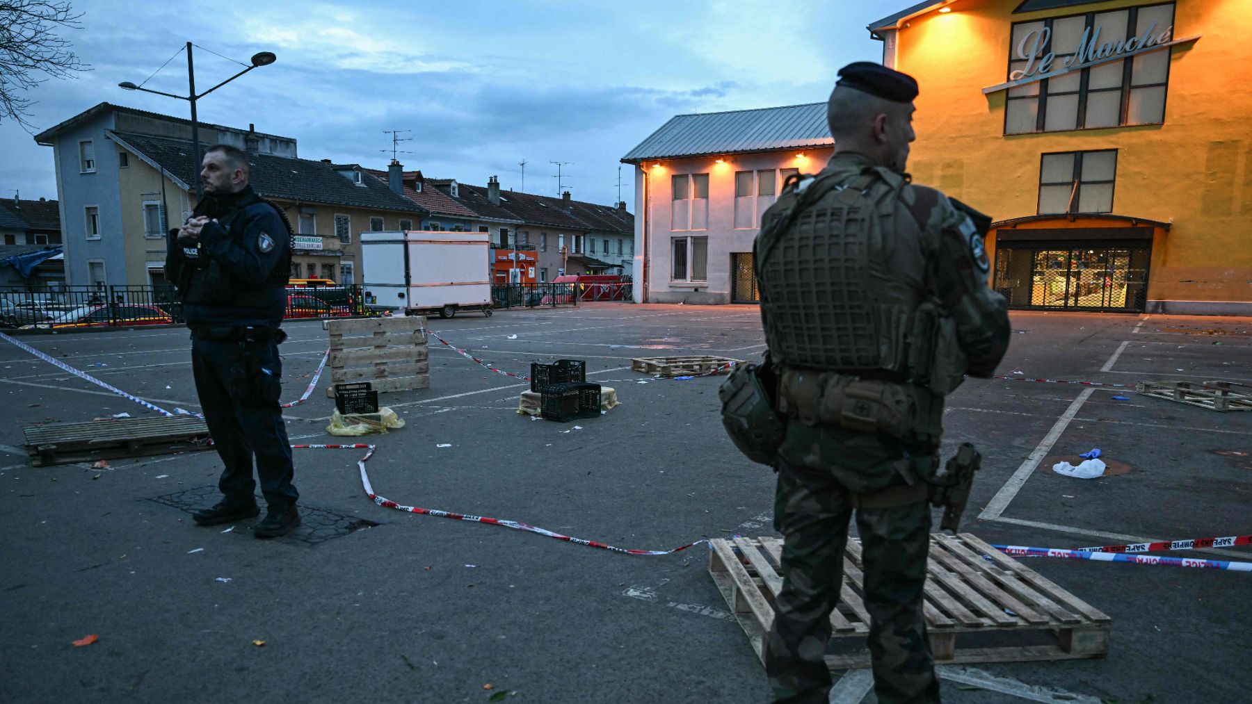 Un Policía y un soldado en Mulhouse (Fracia). (Foto: Ep)