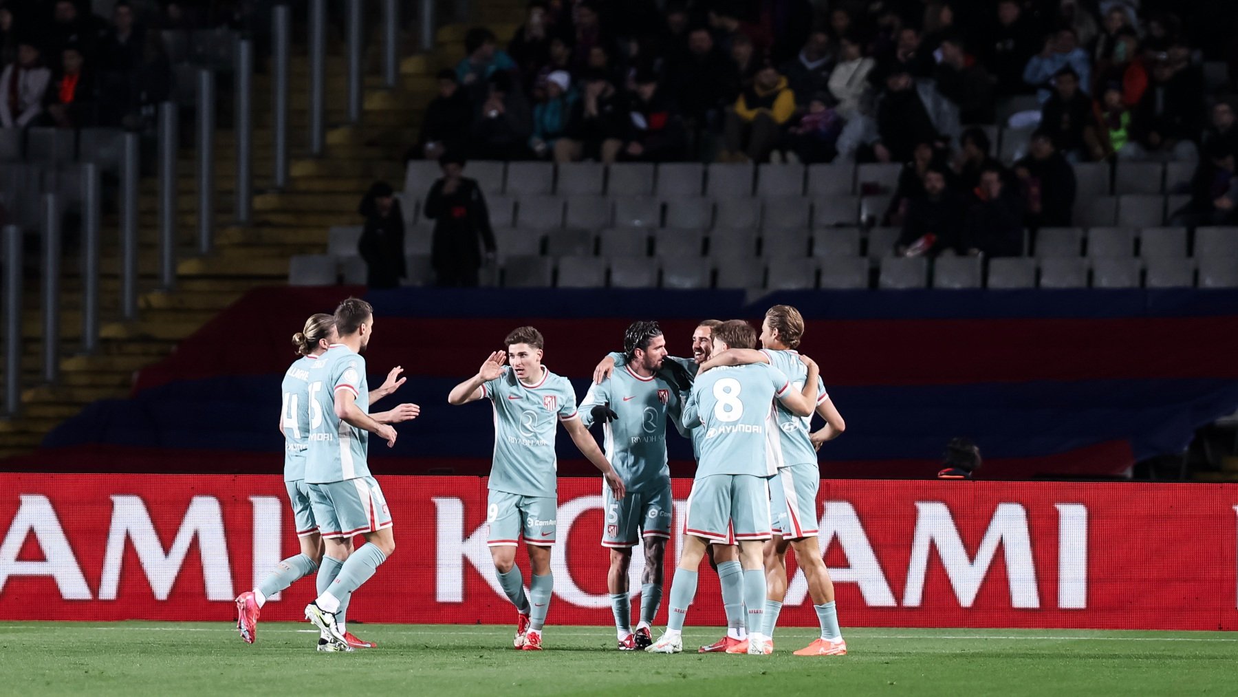 Los jugadores del Atlético celebran un gol en Montjuic. (EP)