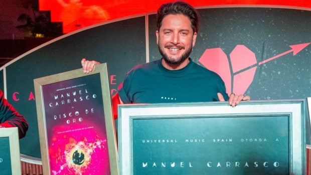 Manuel Carrasco premiado con el álbum de platino por el disco de 'Corazón y Flecha'. (Foto: Gtres)