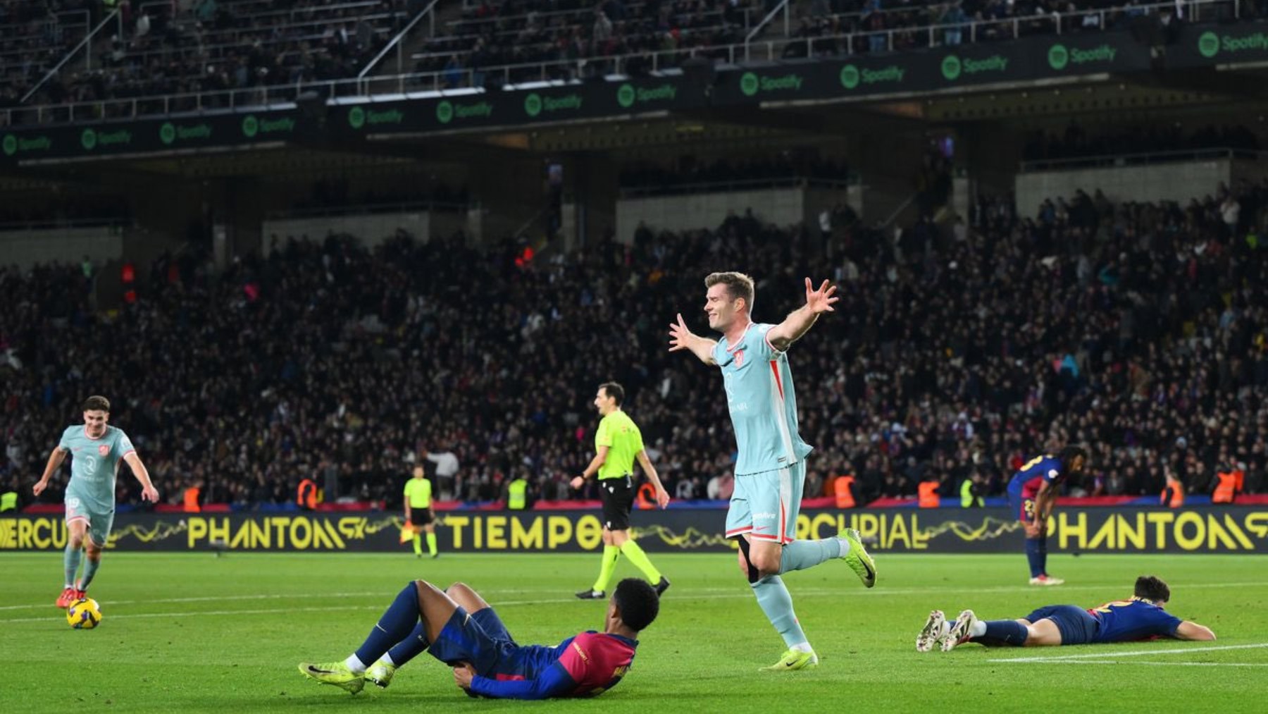 Sorloth, celebrando su gol con Baldé y Cubarsí tirados en el suelo.