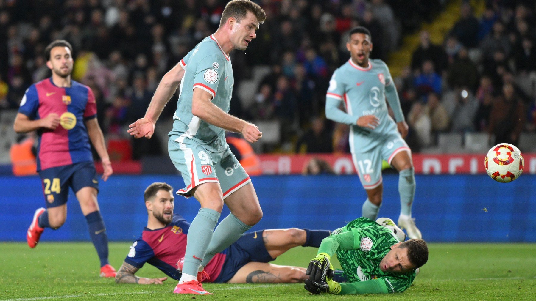 Sorloth bate a Szczesny. (Getty)