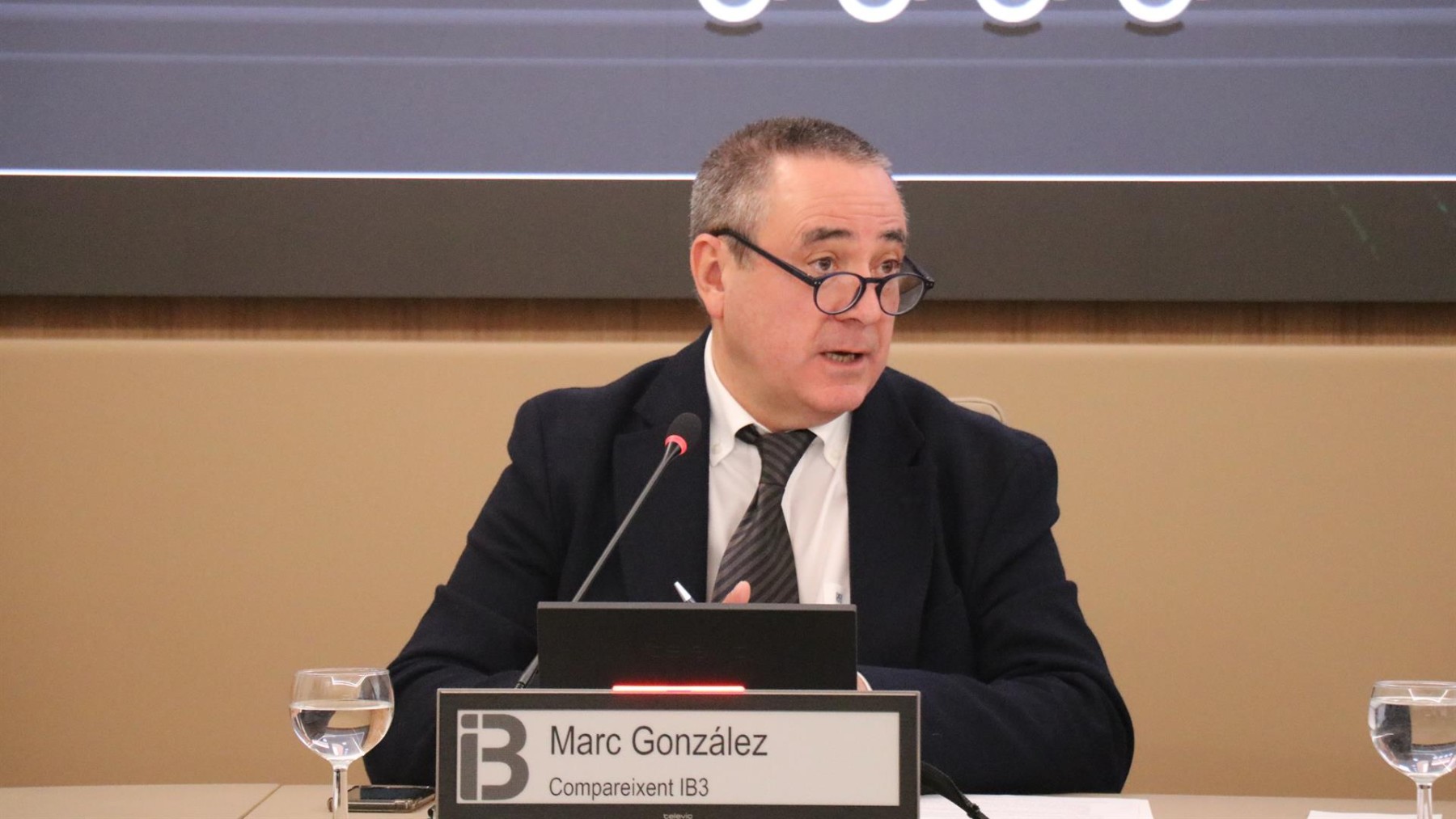 El director general de IB3 en funciones, Marc González, en la Comisión del Parlament.