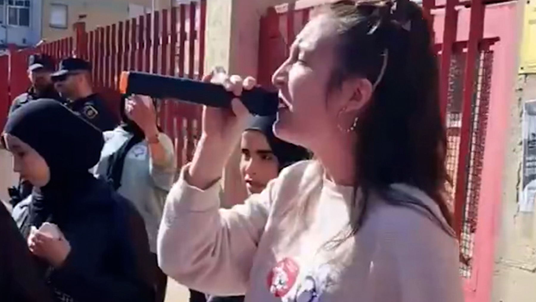 Una feminista radical grita en una protesta por el ‘hiyab’.