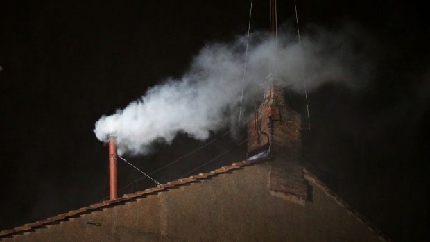fumatas anécdotas, fumata blanca, fumata negra, Papa, Cónclave, chimenea