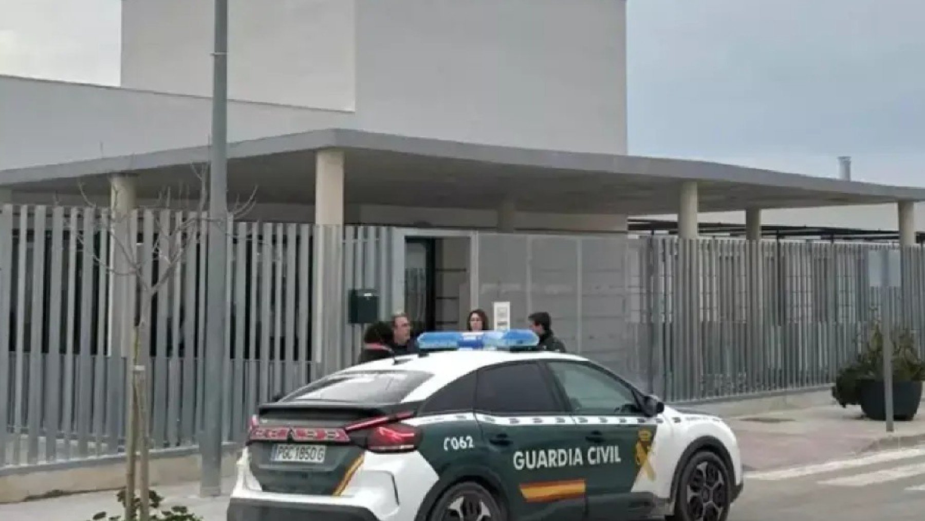 La Guardia Civil custodia los colegios de Valencia desde primera hora de la mañana.