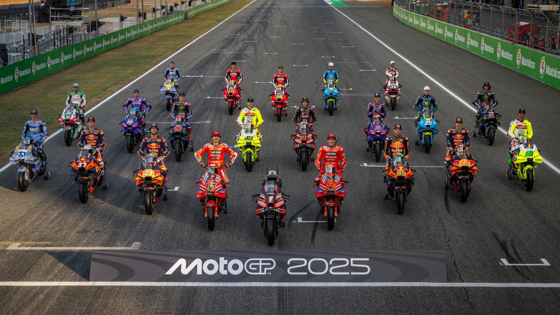 Todos los pilotos están colocados en parrilla para hacerse la foto oficial de 2025 sin Jorge Martín, pero con su moto. (MotoGP)